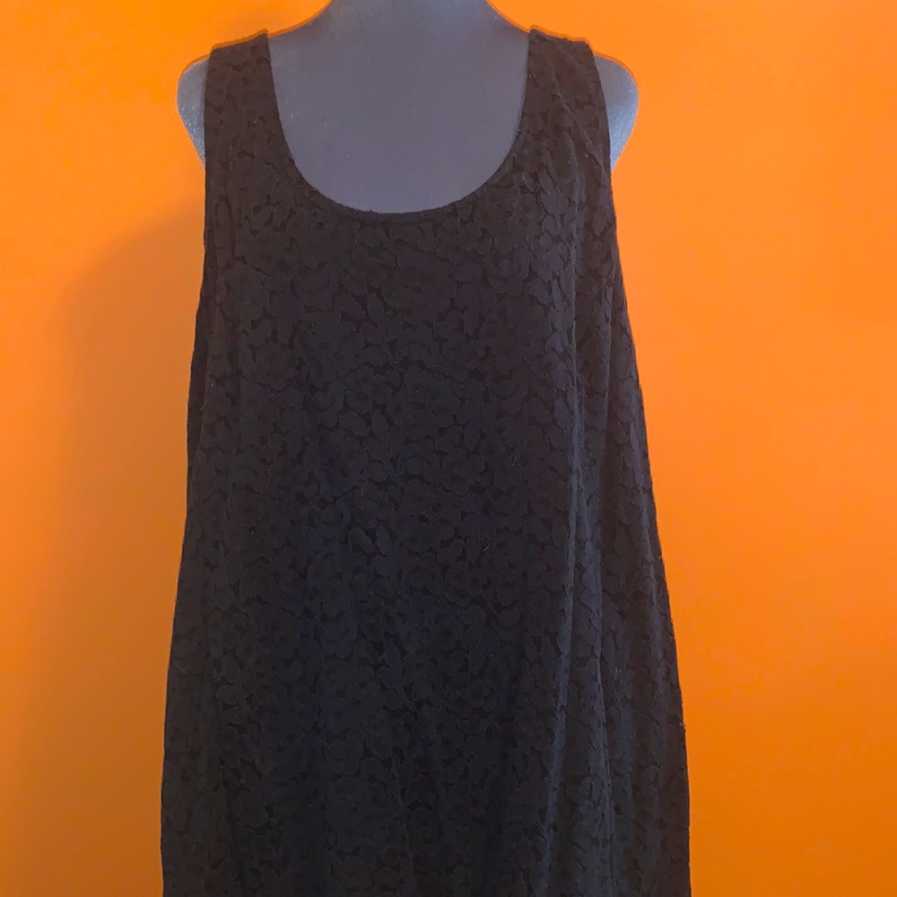 26/28 Black sleeveless textured top